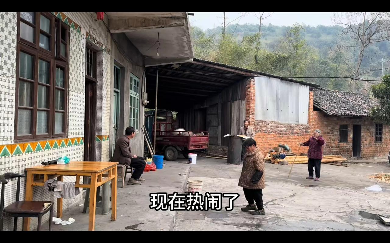 现在热闹了，终于喝丄啤酒了，以前的啤酒婶回来了，但笑容还是没有回来，当时啤酒叔和