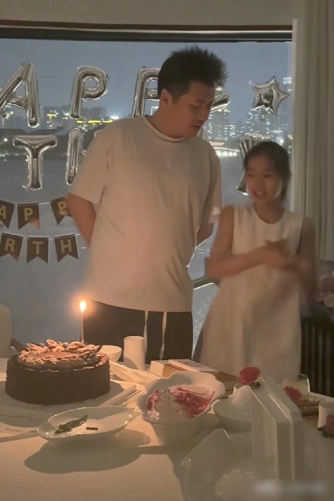 5月18日，张雪峰的女儿张姩菡发文祝福爸爸生日快乐，令无数网友泪目

真的刷到这