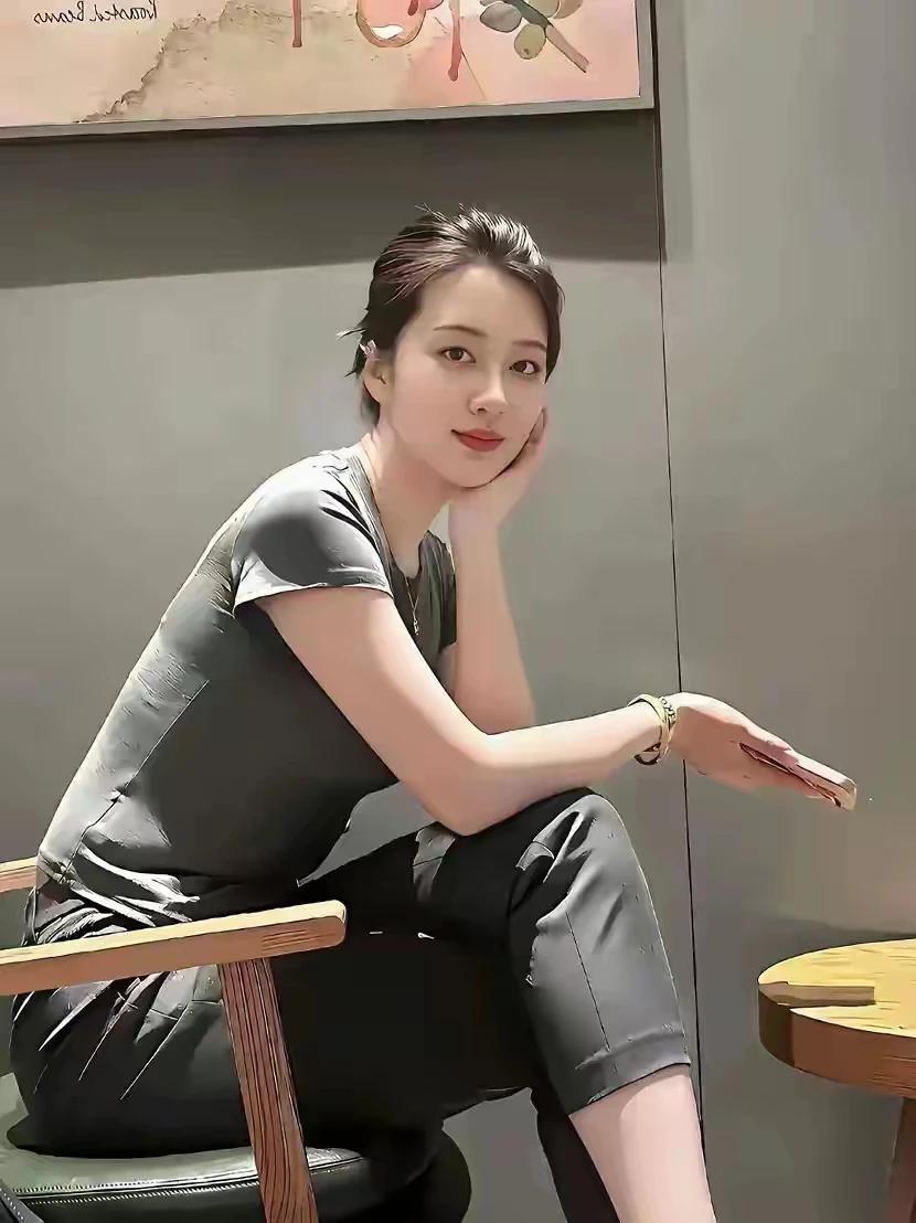 一套深灰色穿搭极简干净，看着清爽利落舒服他本身就带着高级感，气质就藏在这种不带“