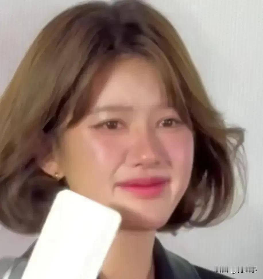 赵露思近照大变样，以前是少女，现在是大妈，医美太害人，赵露思现在肯定后悔死了。