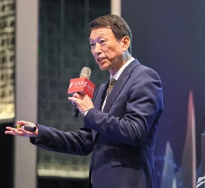 岛内舆论沸腾！台湾前最高军事长官李喜明，终于说出了没人敢讲的大实话。解放军迟迟不