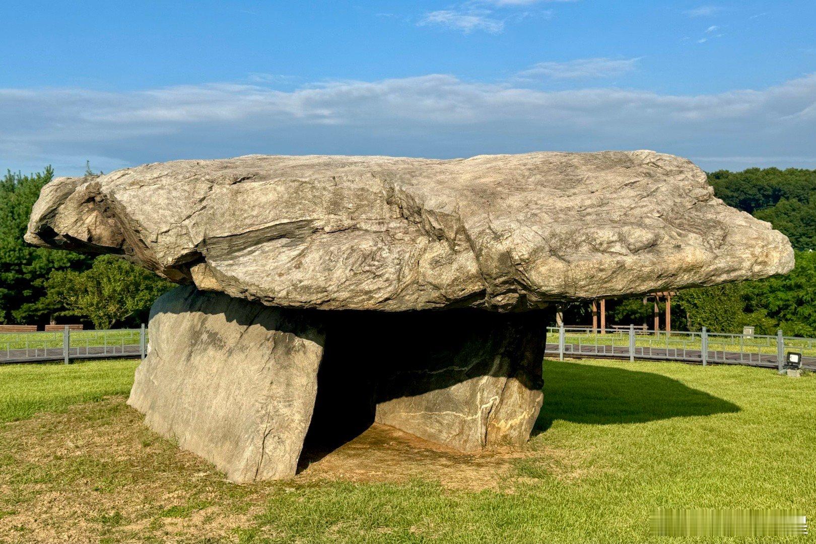 江华岛支石墓，韩国的世界文化遗产。支石墓（Dolmen）是一种以巨大石板覆盖墓室