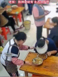 甩盘女子原来一直在哭泣，鼻子都红了。

近日浙江一餐馆白色帽子女子低头吃饭 时，