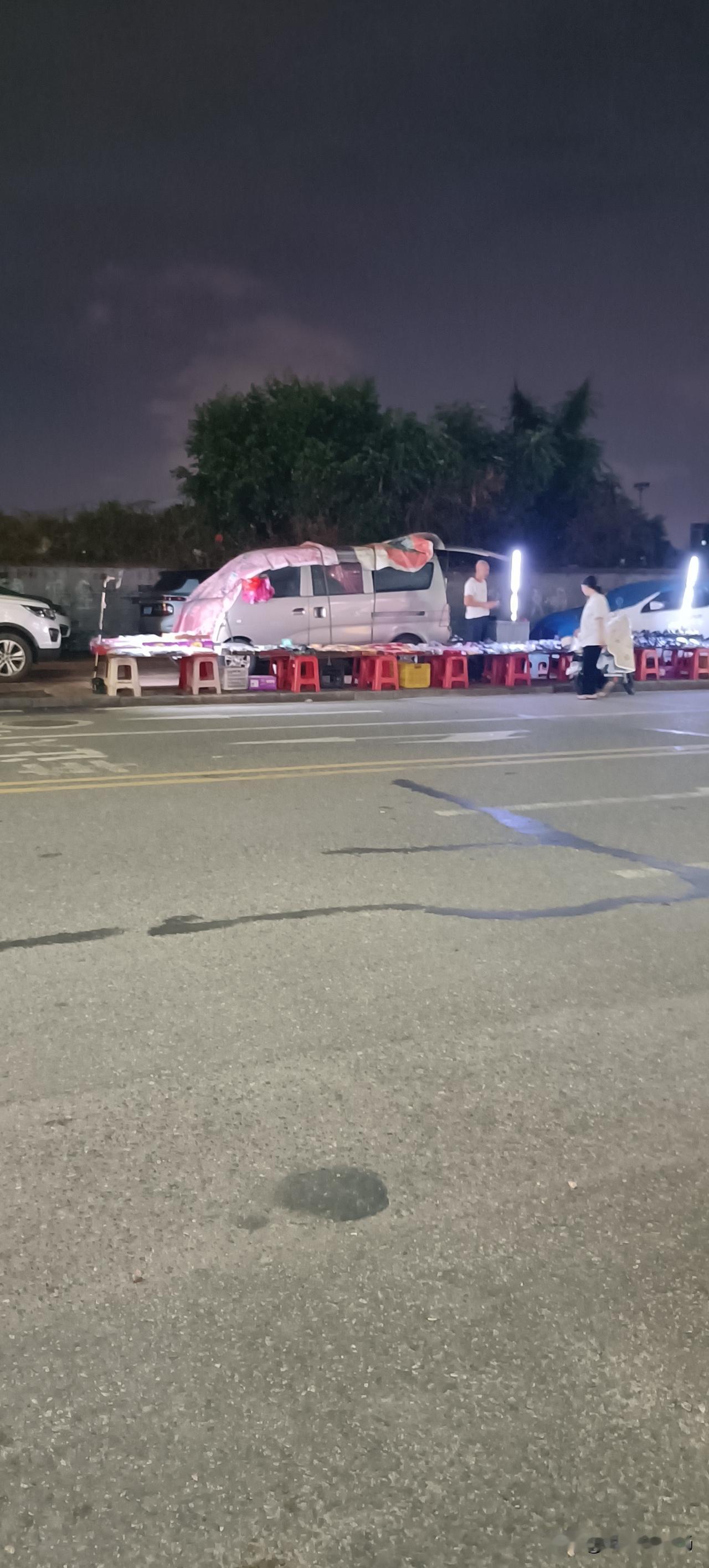 东莞的夜晚，路边摊的人间烟火
 
东莞的夜晚，路灯亮起来，马路边的地摊也慢慢支了