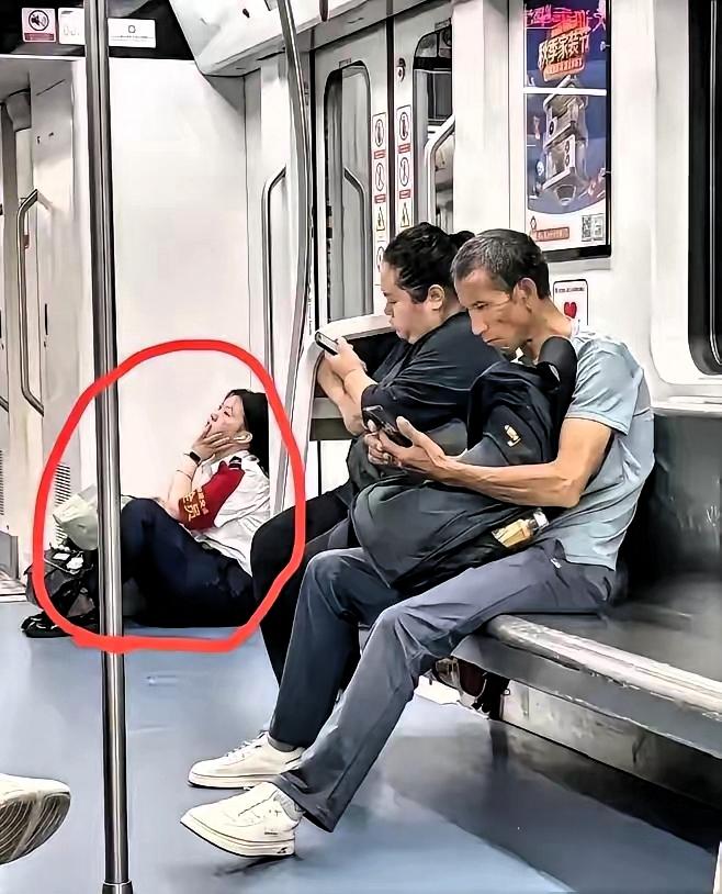 在重庆坐地铁，你们绝对猜不到我撞见啥暖心事！一个地铁列车员小姐姐下班坐车，车上明