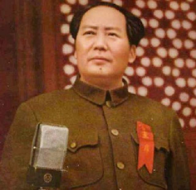 毛主席坚决拒绝接受大元帅军衔，但那套镶有纯金国徽的大元帅制服却专门让他过目！
1