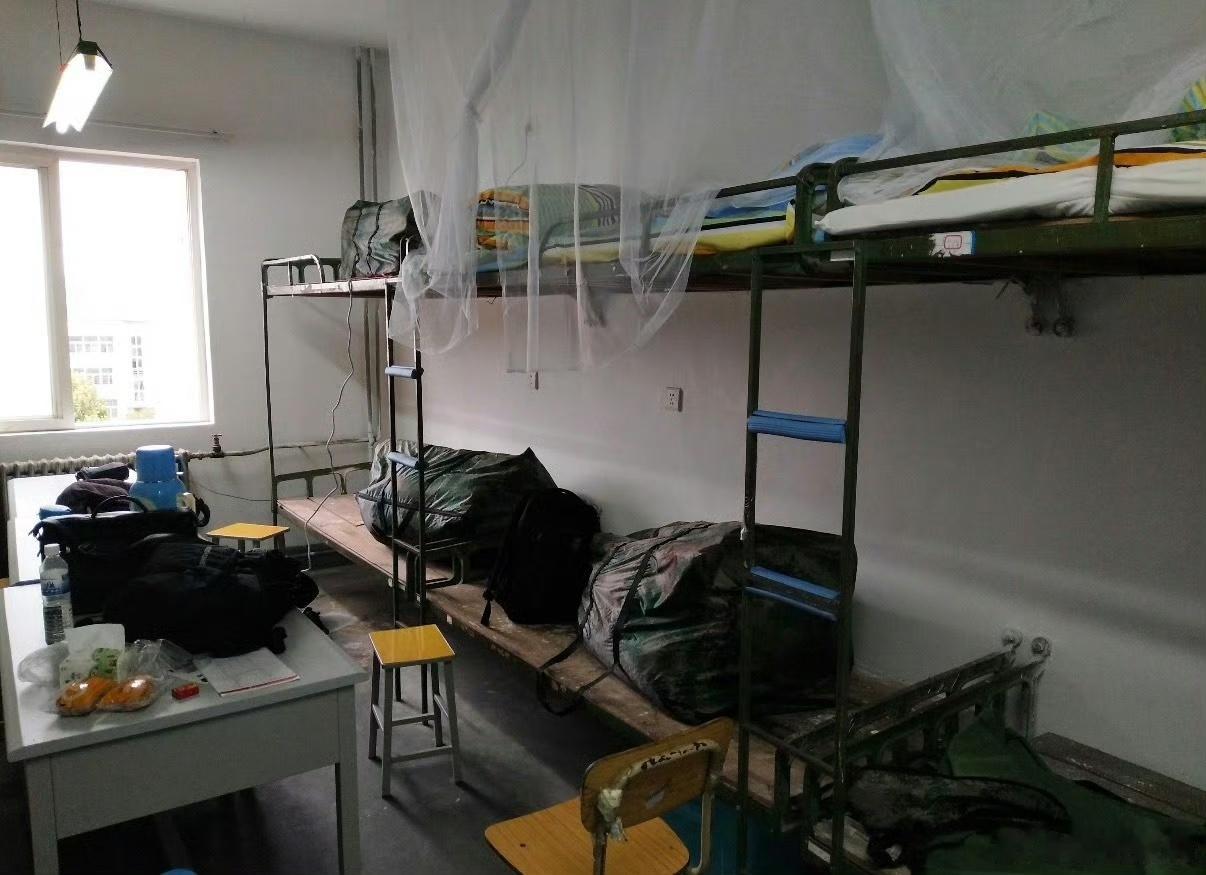 学校已经发展成这样了吗网友24年评的最「艰苦」宿舍，现在应该改善了吧，图三是理想