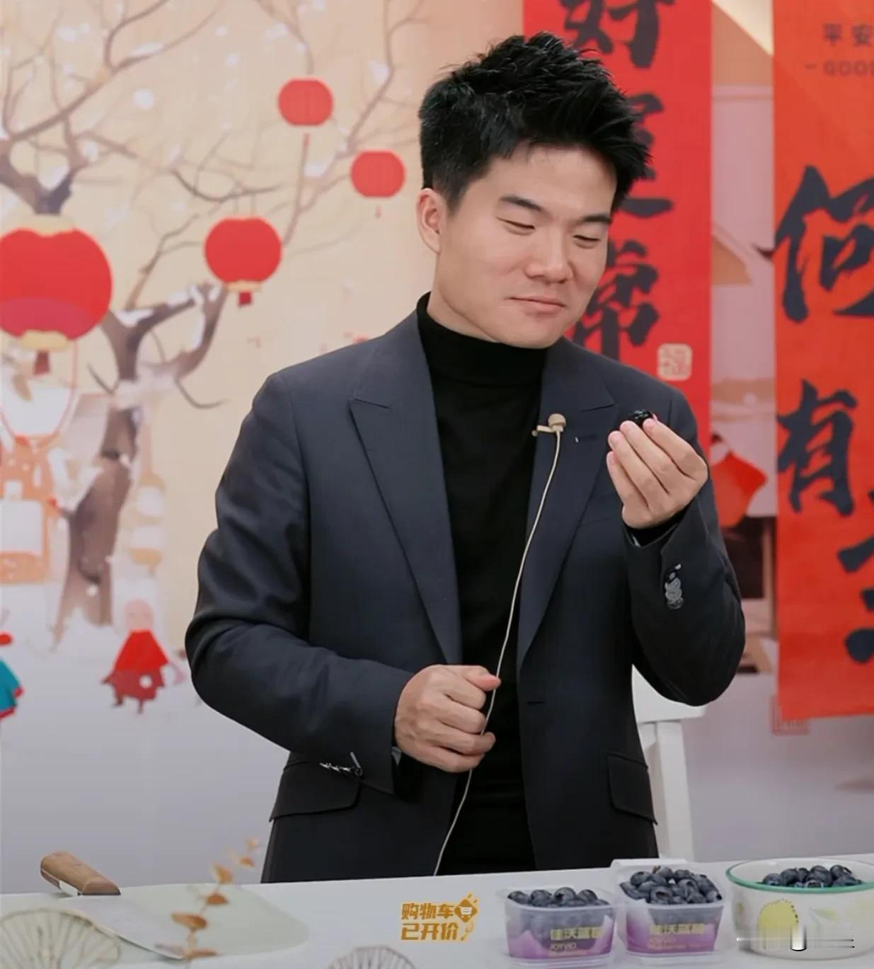 董宇辉聊起蓝莓有种老父亲的即视感[偷笑]
蓝莓是他去年捡到的小流浪猫
如今已经长