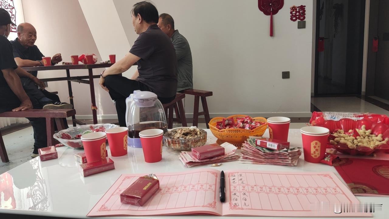 前几天亲戚结婚，婆婆说去随礼。然后她就给家里礼账掏了出来，边拿还边告诉我俩：“你