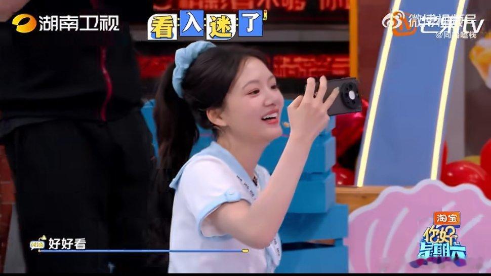 李昀锐一把抱住关晓彤好六游戏环节李昀锐下意识抱住关晓彤，氛围感瞬间升温，满屏粉色