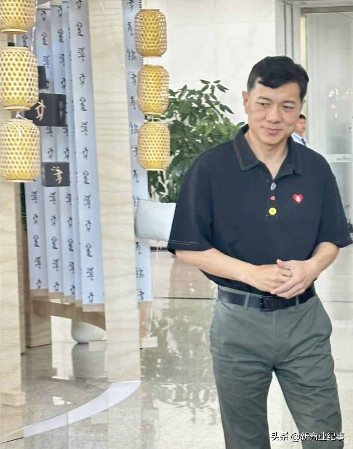 李彦宏已经57岁了，身材保持着很不错，公司发展得却很一般。早早就把百度外卖卖了，