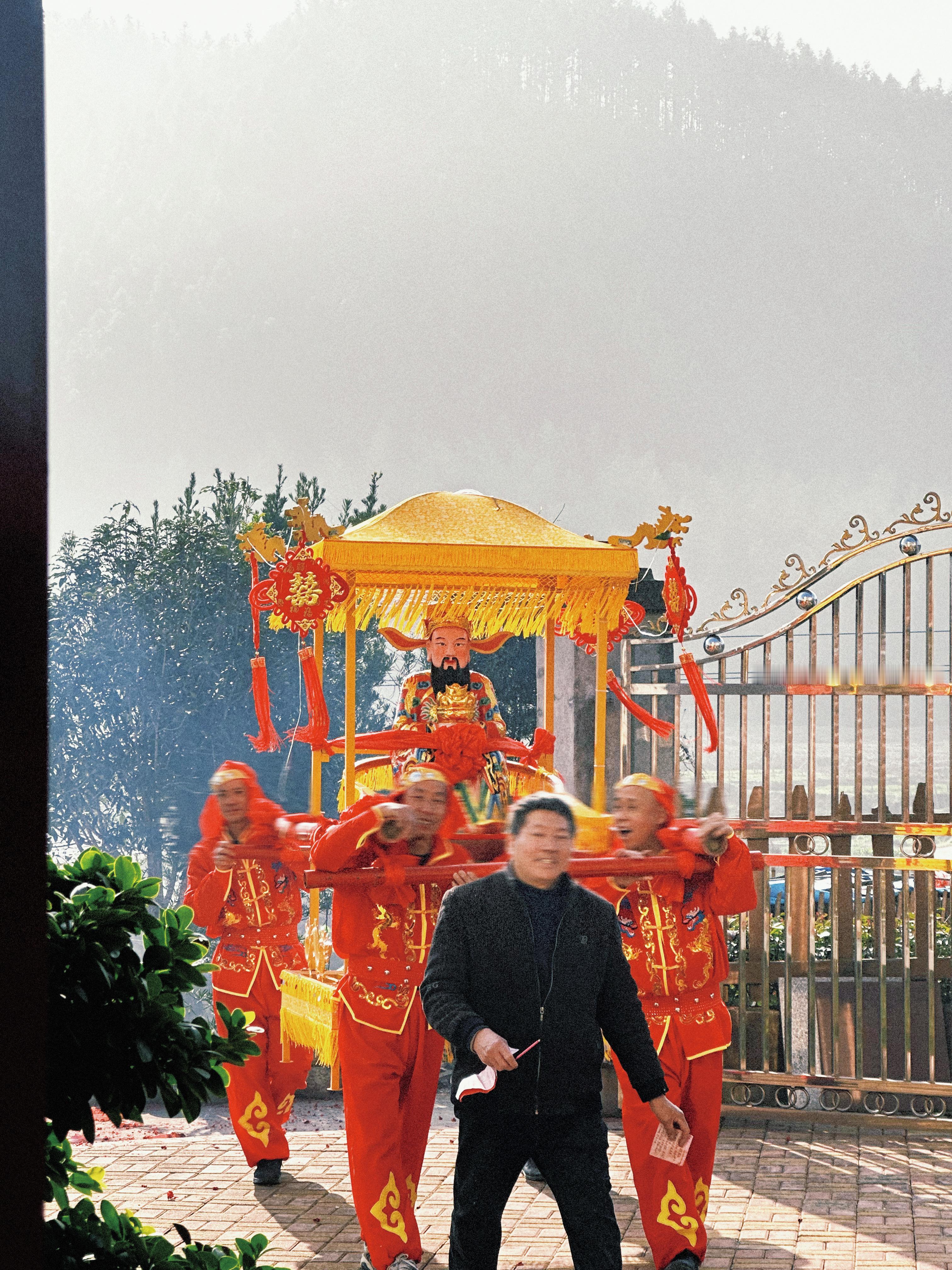 我们这开始迎财神了，再给首页旺旺！一起发！ ​​​
