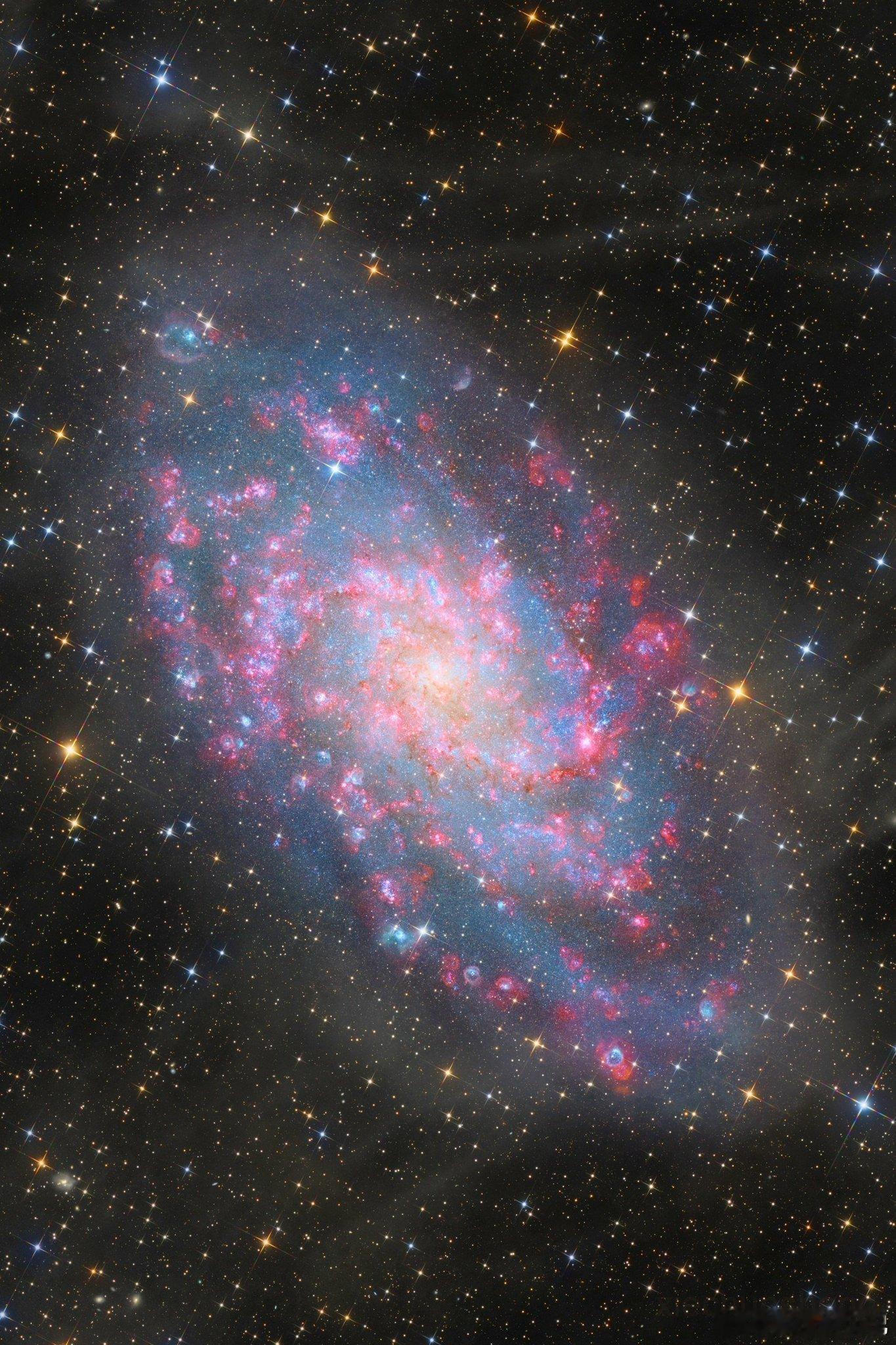 一张美丽的三角座星系照片，与一个流行的神话相反，正是这个星系——而不是仙女座星系