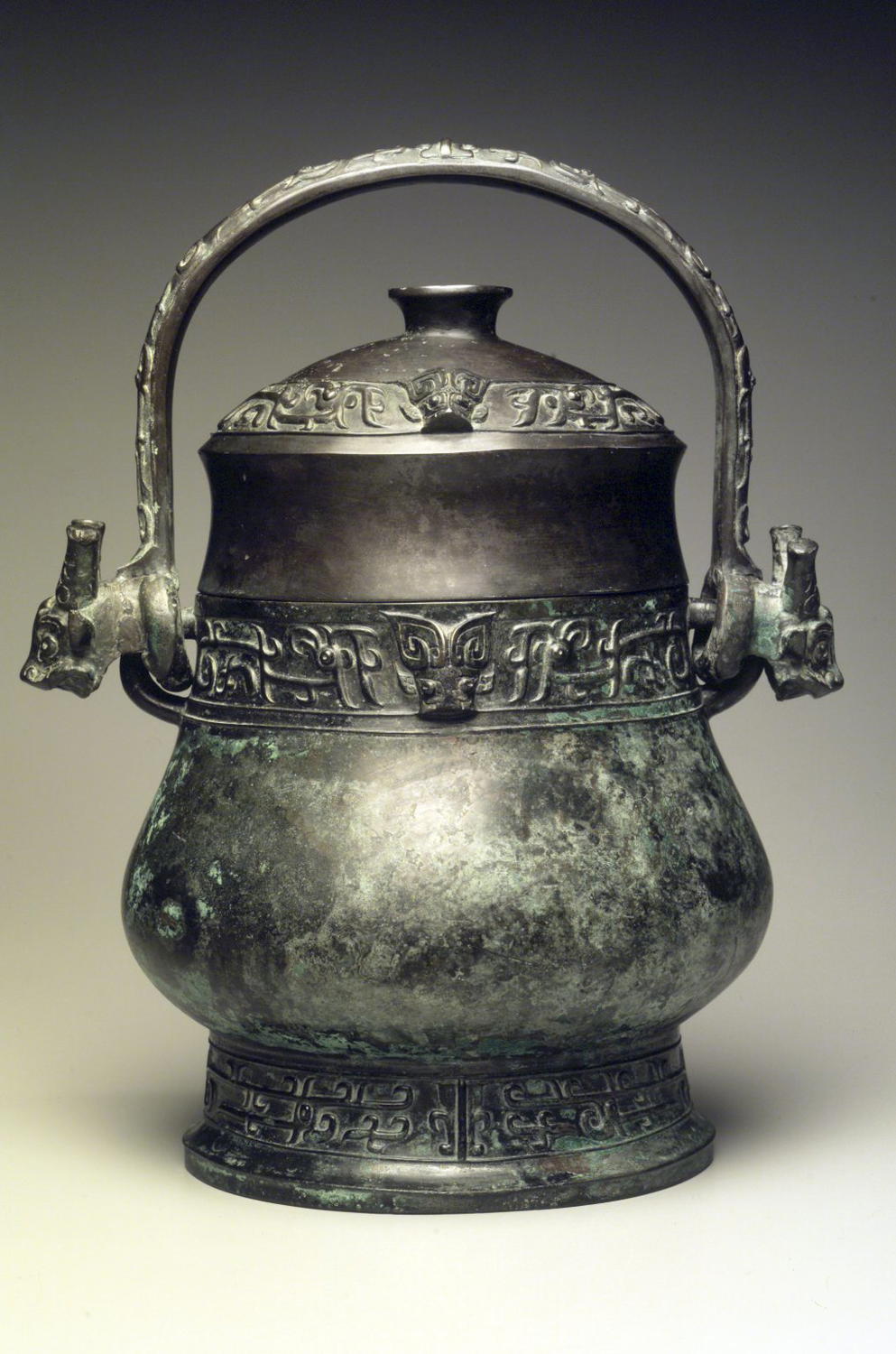 每天一件青铜器 美国布鲁克林美术馆藏西周早期:凤纹卣. 这类卣第一眼看过去就有几