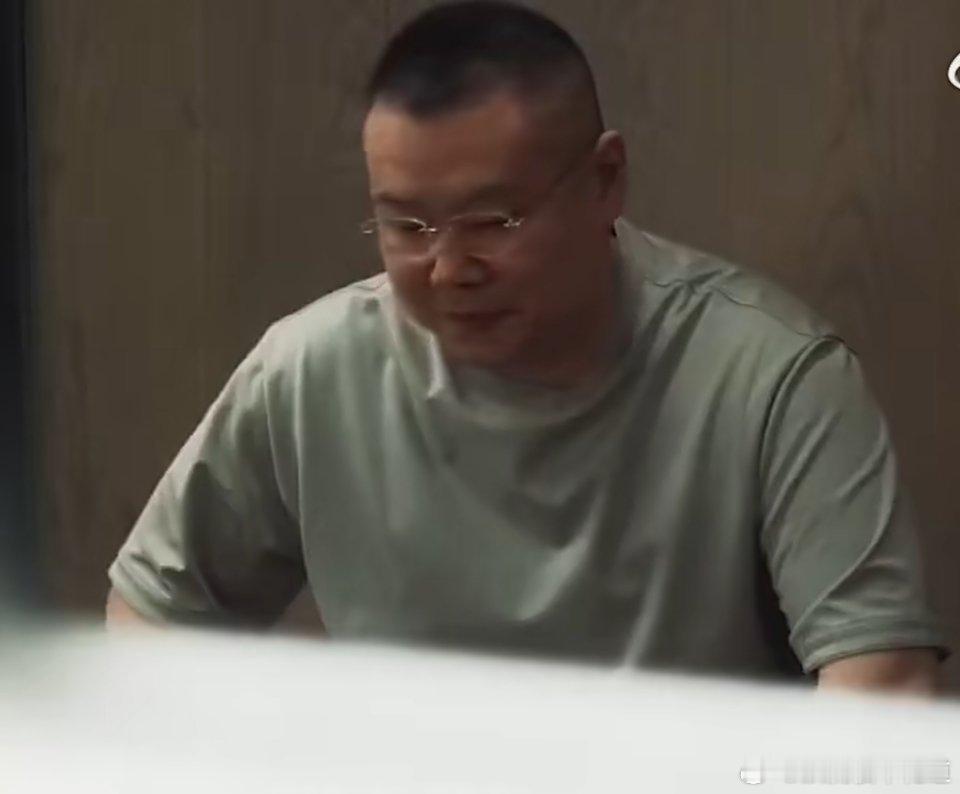 蔡文静工伤，小岳岳戴上金丝眼镜也还是小岳岳，金丝眼镜还得是这样的脸，如果是这几位