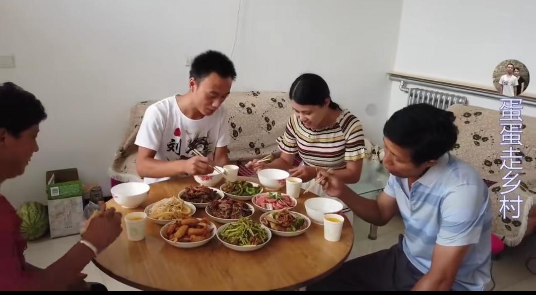 相亲终于成功！第一次去对象家吃饭，紧张到筷子都拿反了
 
今天是相亲成功后，第一