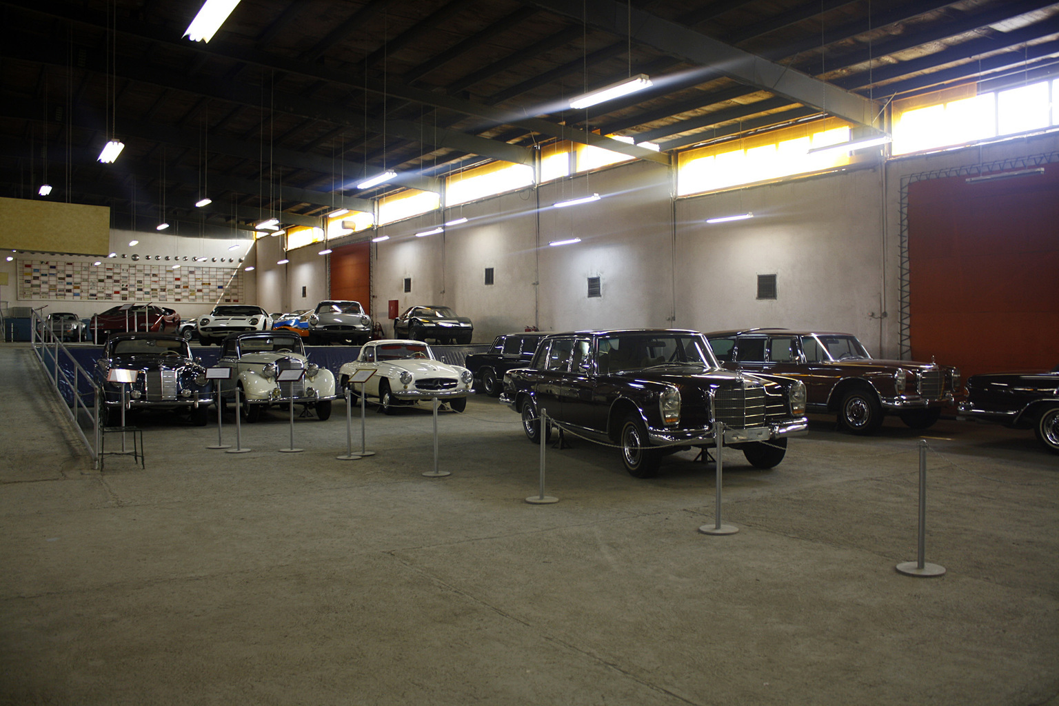 希望世界和平。其实在伊朗德黑兰，也有一个顶级的汽车博物馆，伊朗国家汽车博物馆（N