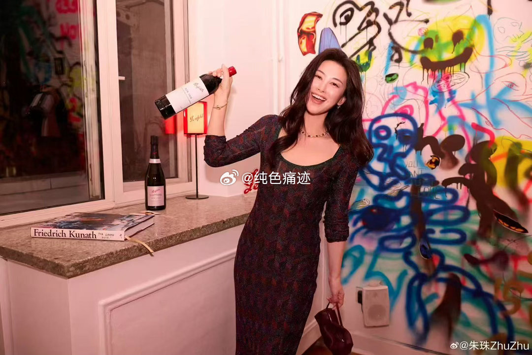 朱珠朱珠好绝的妈咪气质看着朱珠展现出的妈咪气质，就像看到了最美好的模样，温柔且坚