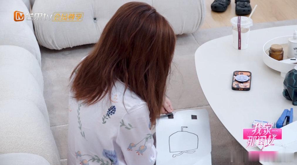 陈妍希二次利用奶茶袋陈妍希把奶茶袋变墨镜架 常用的墨镜挂门口真的很合适，陈妍希用