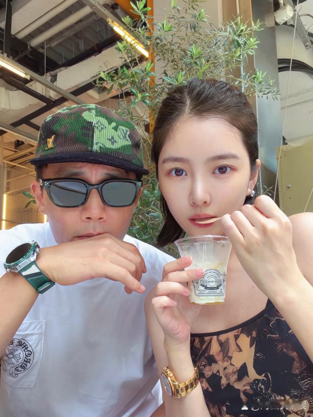38岁王灿兮晒出多张夫妻合照，并配文“猜猜生活里，谁是爱唠叨的那个”。 