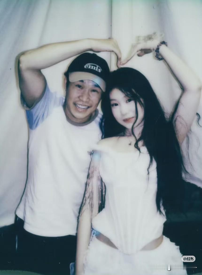 别再嘲笑小沈阳全家凑不出一张高中毕业证了，至少他没有像闫学晶一样把孩子塞进中戏新