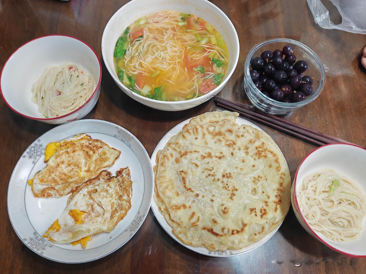早餐吃什么？
八点半开始做早饭，一个鸡蛋，打成蛋液，加少许盐，再加适量的面粉和水