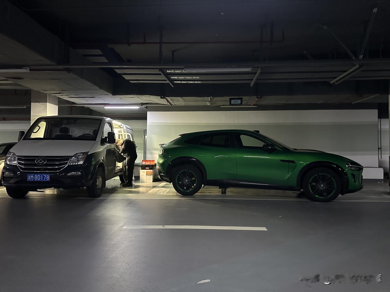 小米汽车服务真好，轮胎被扎钉了，可以呼叫专人上门补胎