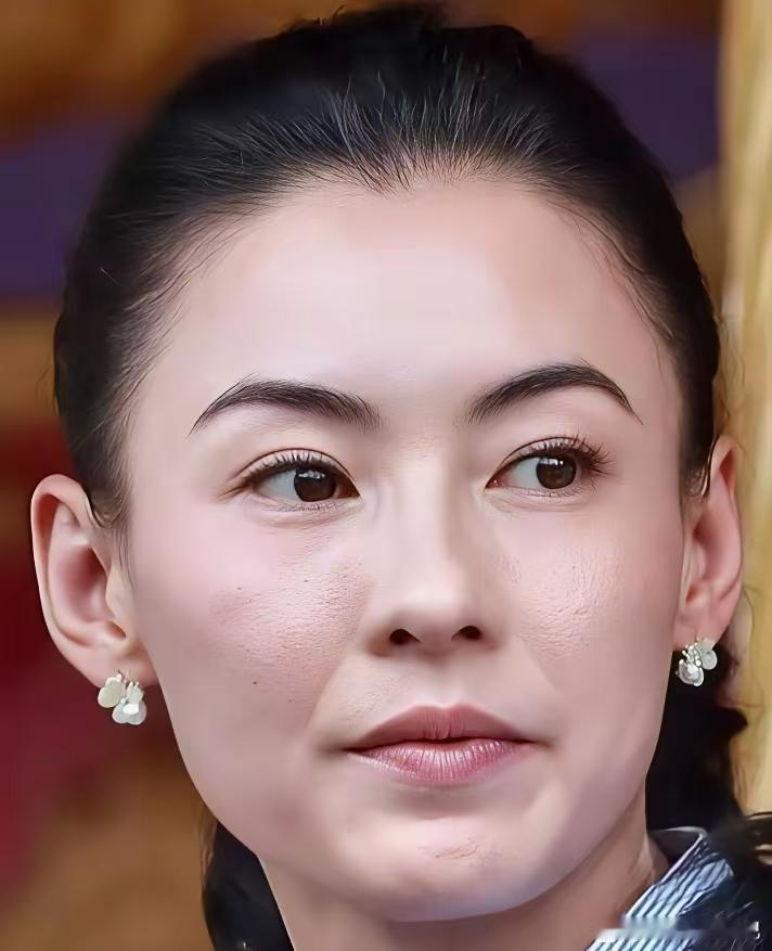 我给婆婆翻看张柏芝的照片，她突然说了一句话，我完全没想到
生活里日复一日的操劳，