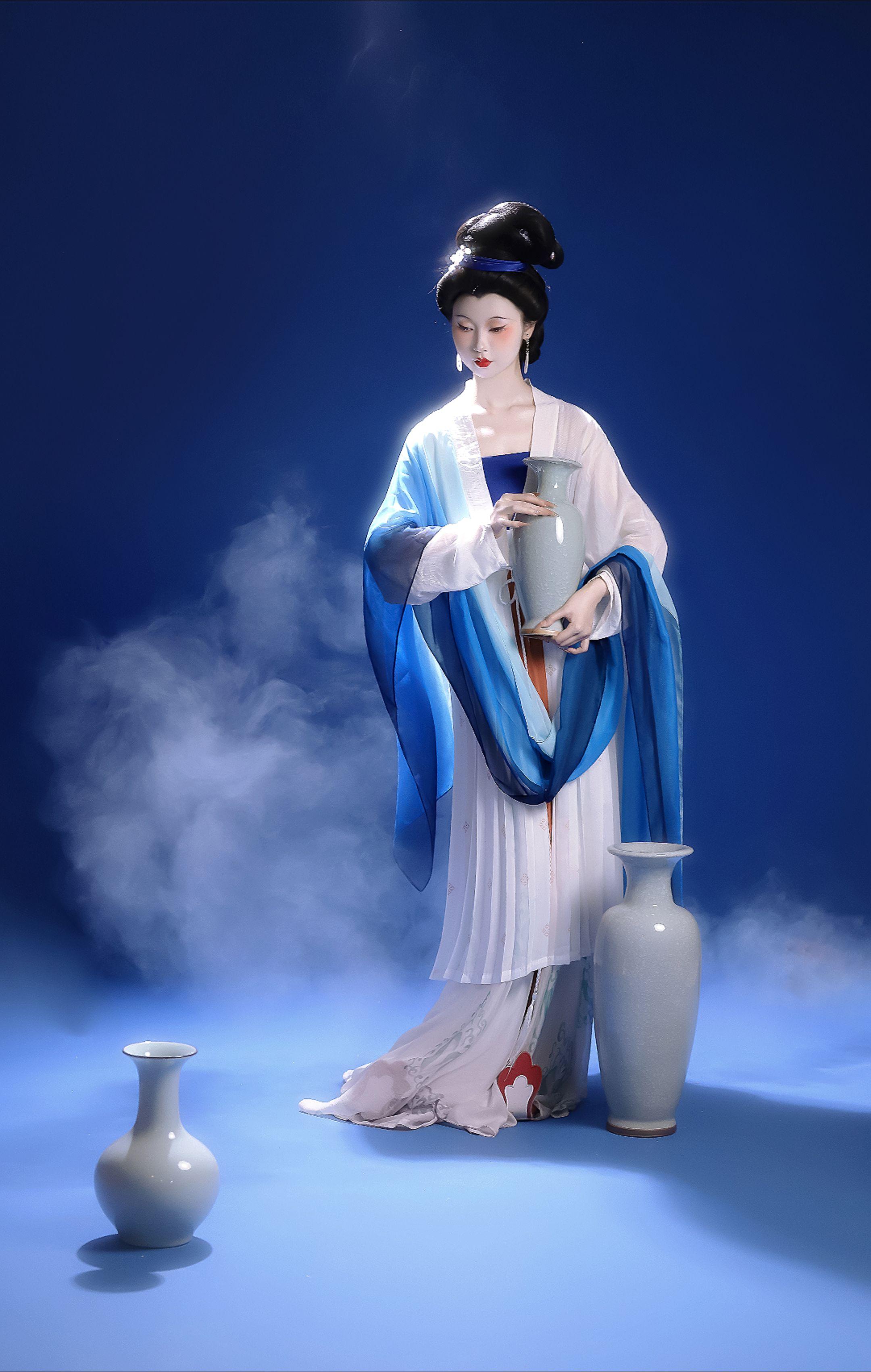 釉底游鳞星欲坠，一泓春水渡空青。古风
