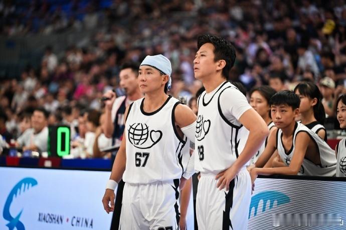 刘畊宏和邓超一起打篮球刘畊宏在姚明面前都变娇小了 也是看到和一起打篮球了[哈哈]