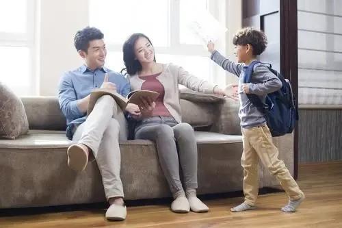 《姐姐带娃，全网最惨》姐姐辅导弟弟作业，弟弟懵懂无知，姐姐先崩溃大哭，再转头找妈