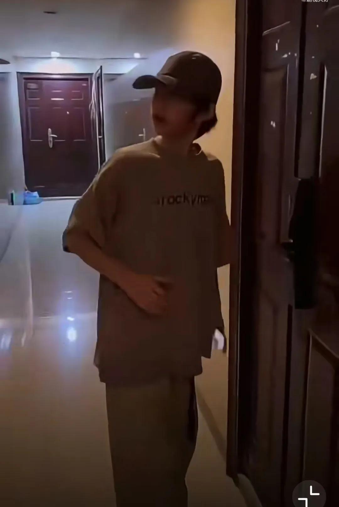 王烁然这事儿听得人发懵——私生居然三次进他家偷内裤？这哪是追星啊，分明是没底线的