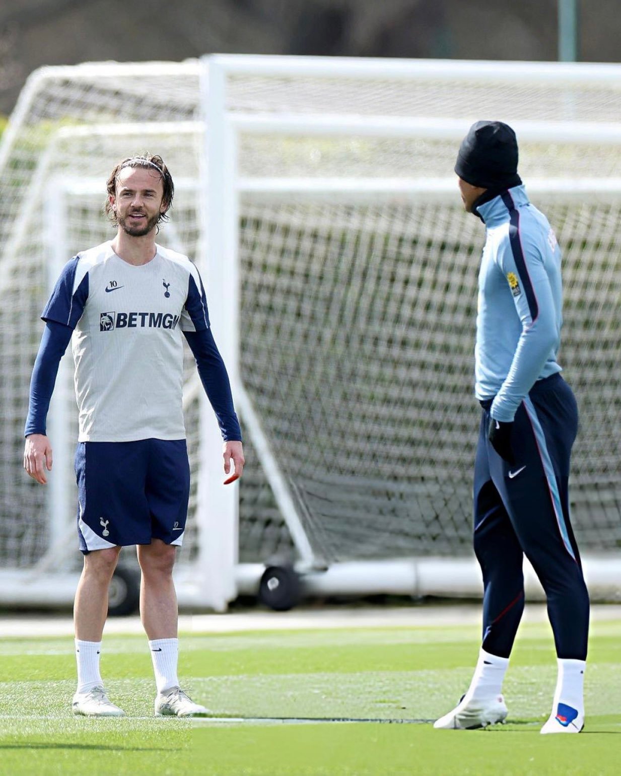 和麦迪逊见面了！！英格兰在伦敦用热刺的训练基地，就这样见到了贝林厄姆