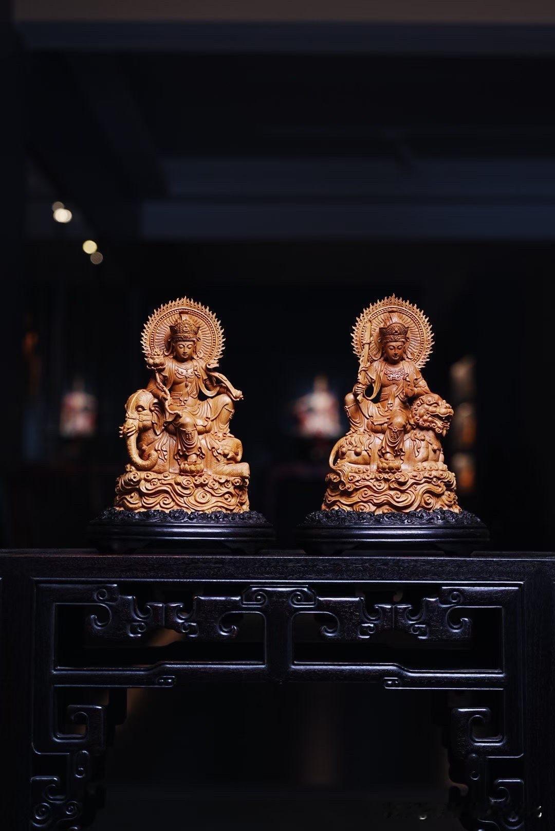 一尊看智慧，一尊看修行。

文殊与普贤并坐石台，神情端庄温和，衣纹舒展，璎珞与冠