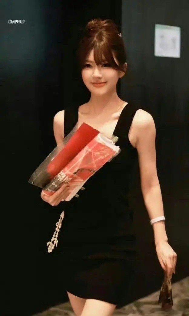 总感觉赵露思又要倒车了 ​​​