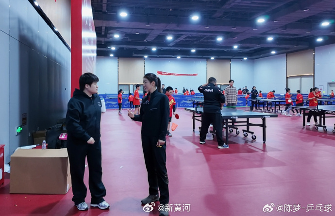 【#陈梦新年发文#】#陈梦说时间会给答案#  19日，乒乓球运动员 现身球馆手把