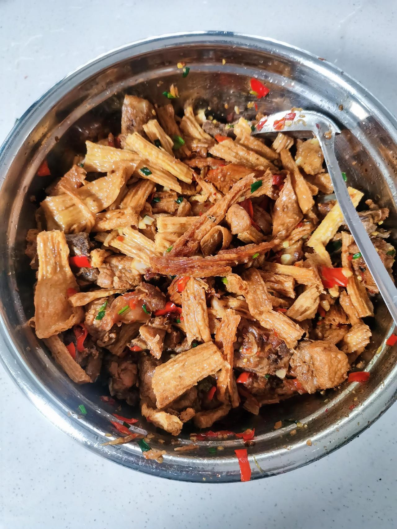 今日食堂家常菜谱：
排骨炒腐竹
猪肉炒荷兰豆
炒青菜。

在亲戚家开的店里做食堂