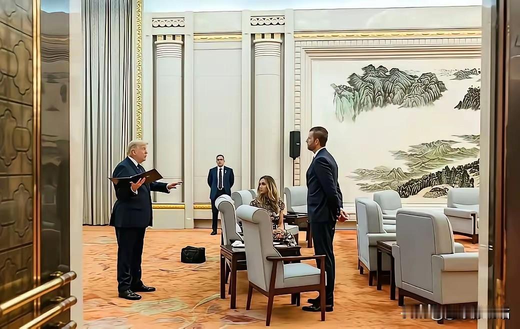 特朗普为了在演讲的时候不卡壳，
让二儿子埃里克及儿媳妇充当观众。

能看出来，