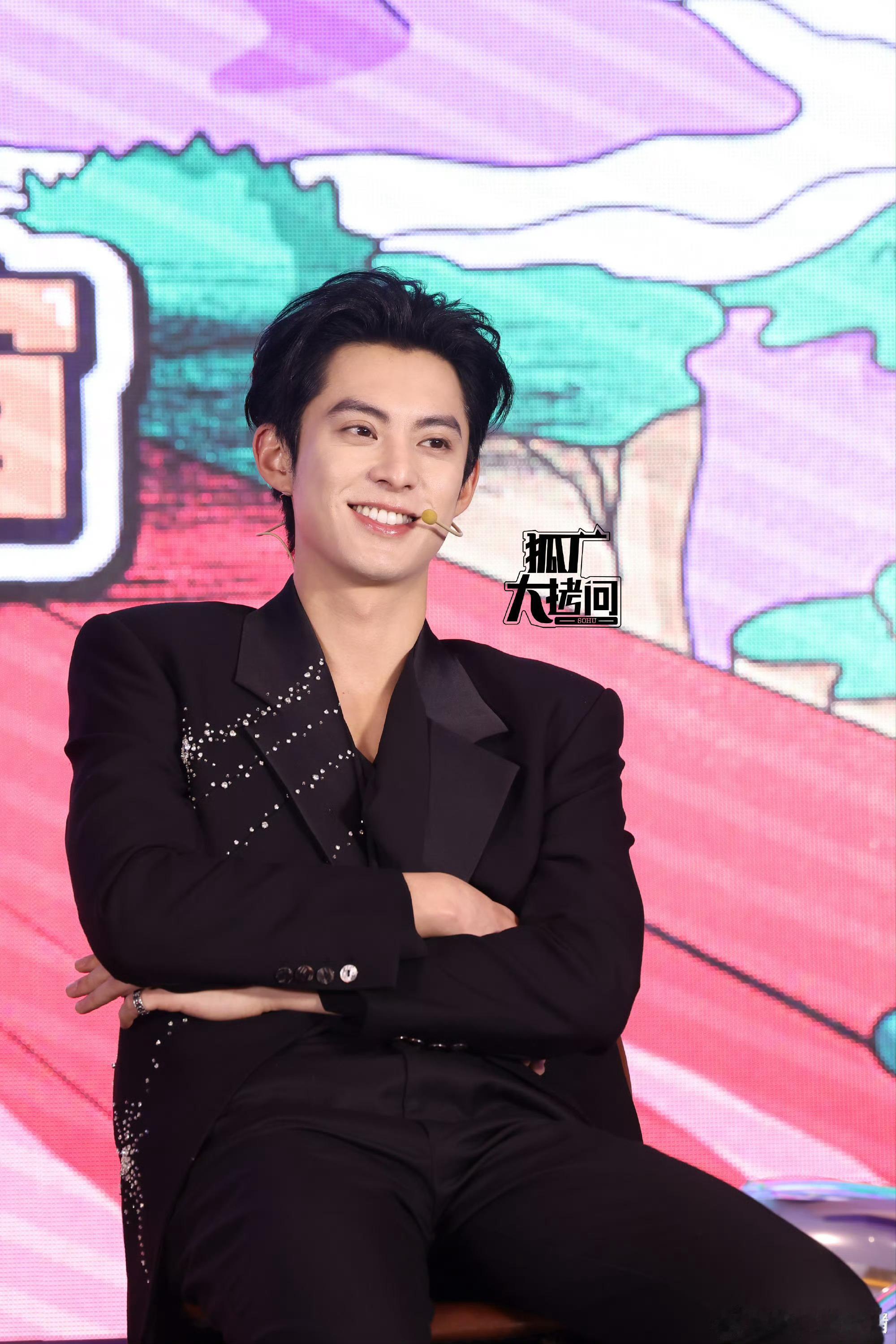 王鹤棣《宇宙闪烁请注意》发布会生图，大背头棣棣