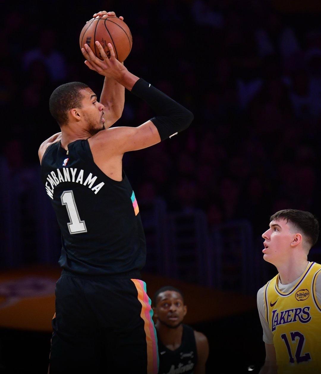 雷迪克评价文班亚马：“他是世界前五的球员，他已经给自己打上了这个标签。在我看来，