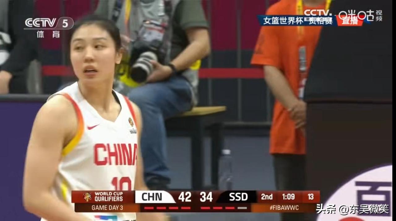 为何派上张茹做首发呢？
运球被抢断，三分空位出现，无人防守不敢投，没有能力，没有