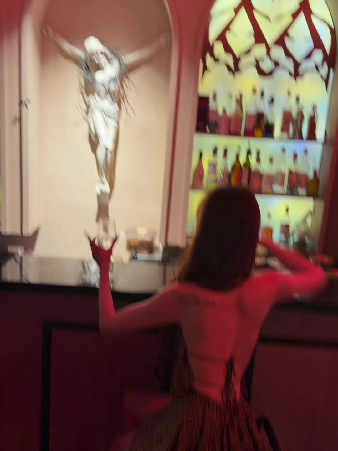 我的酒量是两杯威士忌或者你叫我的名字