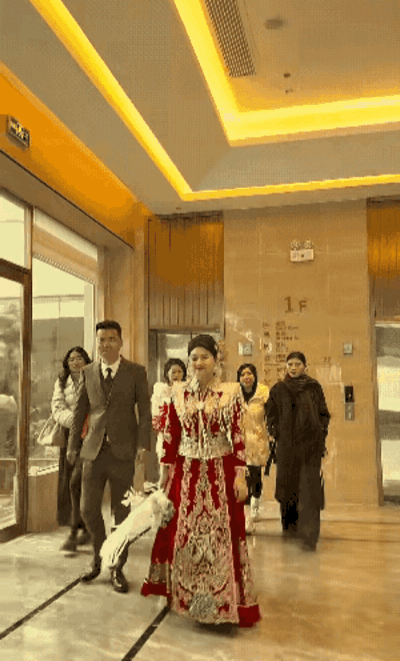 新娘这步伐走出了当家主母的气势，新郎也不逊色，在身后保驾护航，喜气洋洋！