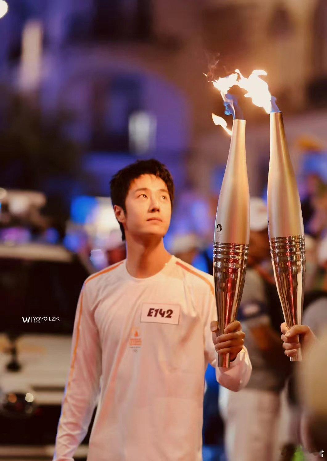 #王一博看火炬的眼神##王一博一直在注意火炬的火苗# 王一博一直在注意火炬的火苗