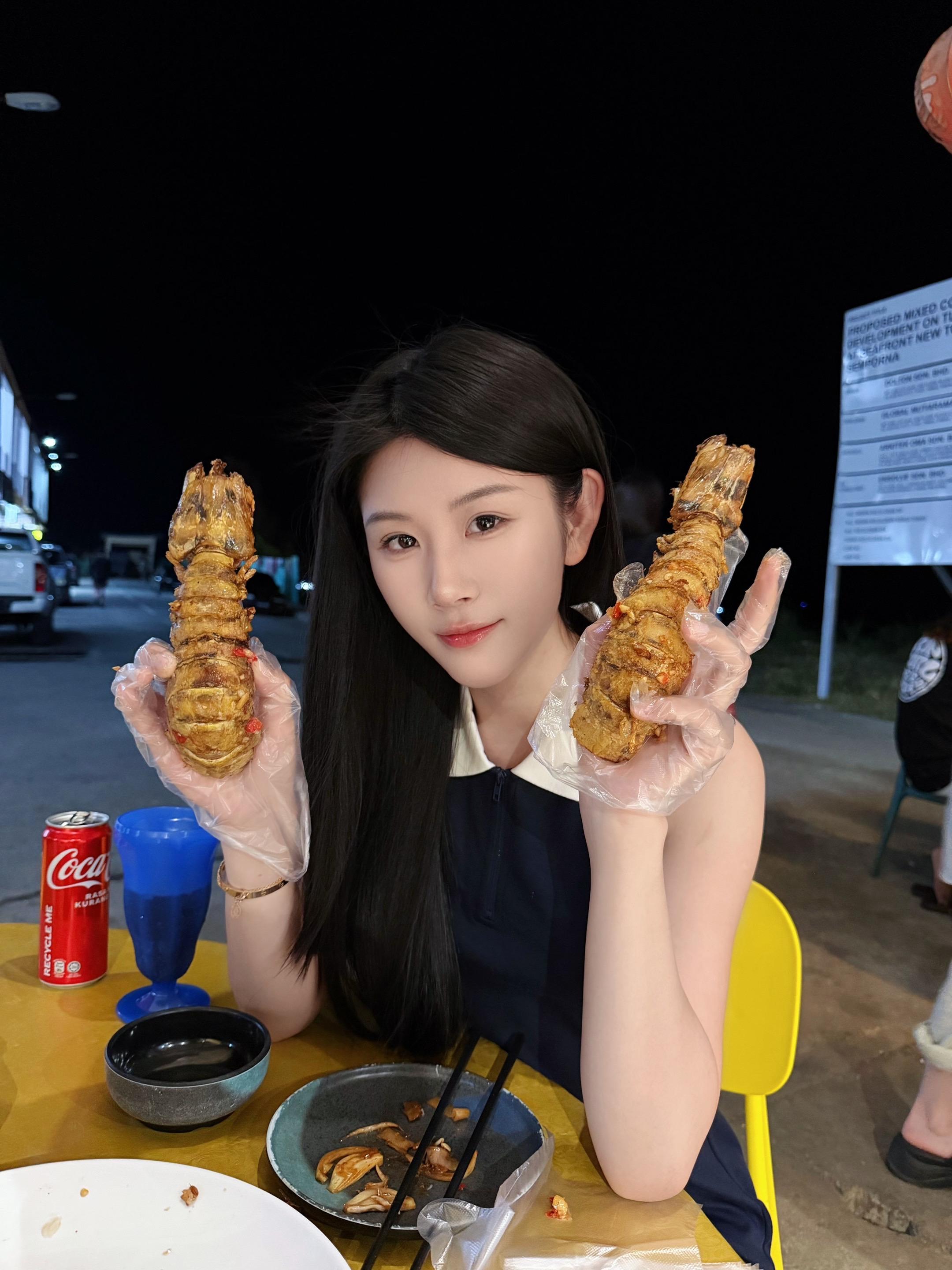 勇闯海鲜市场狠狠的讲价   最后3只青蟹30马 3只皮皮虾60马 3个...