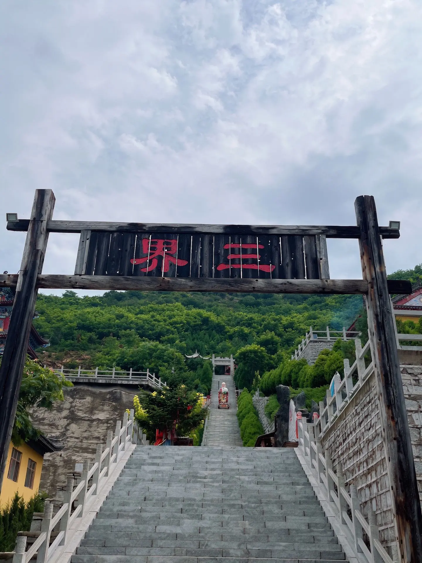 我点高香敬神明，诋我心中意难平 神前不缺三柱香，人生何止万种愁 再是高...