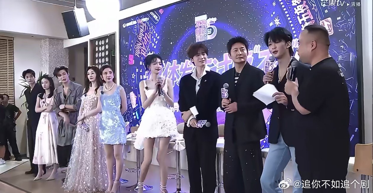 王赫野上披荆斩棘的原因不想睡的星期五 笑不活了家人们！披哥导演组收到的推荐里，王