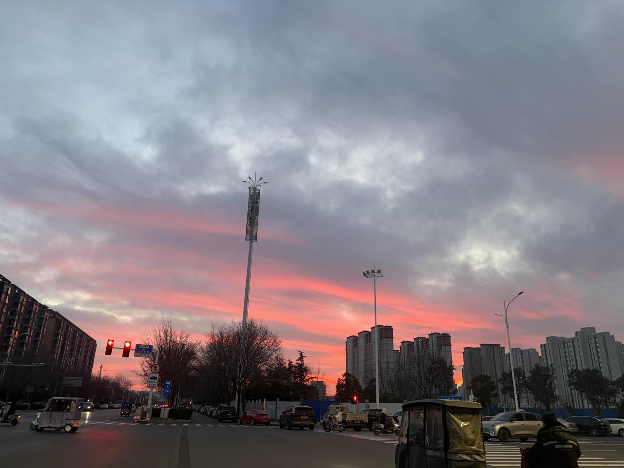 迈巴赫车主保不住女儿
警察保不了儿子医生救不了自己
老人不会老，孩子长不大
这个