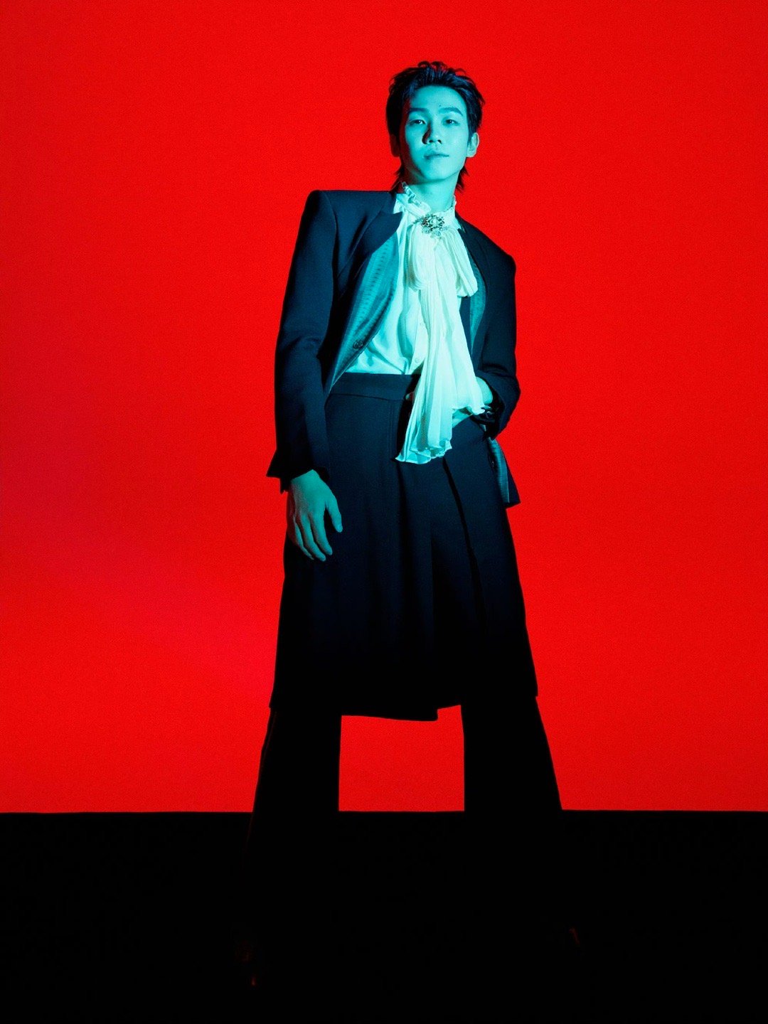 白举纲脖子上挂了把卷尺 白举纲这套西装造型也太有想法了！放大才看清脖子上悬着一把