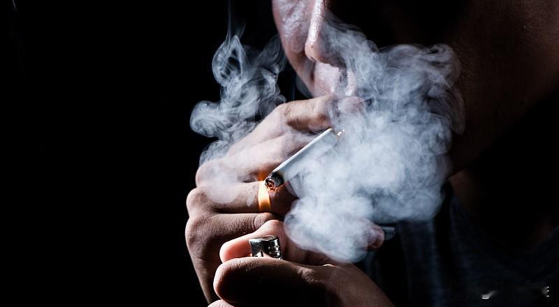 如果抽烟上瘾有段位，分十段，我认为我曾上到过九段。
一天三包烟的时期，抽完一根不